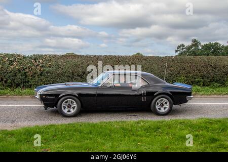 1967 60 noir American Pontiac Firebird 2dr coupé poney voiture, en route vers Capesthorne Hall classique août spectacle de voiture, Cheshire, Royaume-Uni Banque D'Images