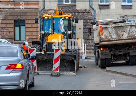 Riga, Lettonie - 7 avril 2021 : réparations de rue à l'intersection des rues Tallinn et Terbatas, circulation limitée, panneaux d'avertissement Banque D'Images