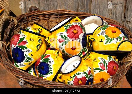 Pots en céramique à vendre dans des paniers en osier, Frigiliana, Malaga province, Andalousie, Espagne, Europe. Banque D'Images