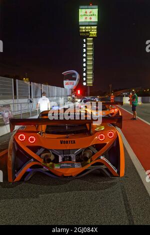 BARCELONE, ESPAGNE, le 3 septembre 2021 : nuit dans le pitlane de 24heures de course de la série Barcelone. La série 24h est un champion international de course longue distance Banque D'Images