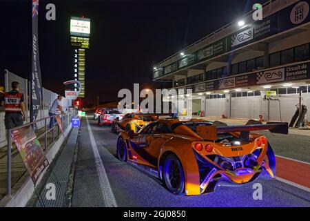 BARCELONE, ESPAGNE, le 3 septembre 2021 : nuit dans le pitlane de 24heures de course de la série Barcelone. La série 24h est un champion international de course longue distance Banque D'Images