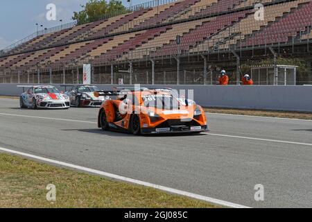 BARCELONE, ESPAGNE, 4 septembre 2021 : action sur la piste. La série 24h est un championnat international de course longue distance pour les voitures GT et Touring. Banque D'Images