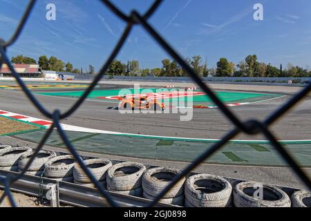 BARCELONE, ESPAGNE, 5 septembre 2021 : sur la piste derrière les grilles de protection pendant la série 24h, un championnat international de course longue distance pour GT Banque D'Images