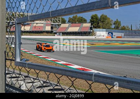 BARCELONE, ESPAGNE, 5 septembre 2021 : sur la piste derrière les grilles de protection pendant la série 24h, un championnat international de course longue distance pour GT Banque D'Images