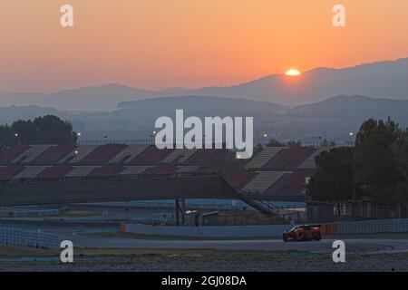 BARCELONE, ESPAGNE, le 5 septembre 2021 : le soleil se lève sur la piste pendant la série 24h, un championnat international de course longue distance pour les voitures GT et Touring. Banque D'Images