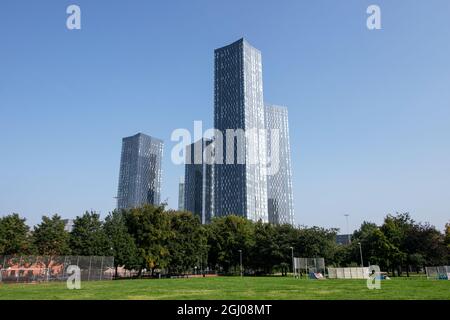 Le Deansgate Square Skyscraper Cluster vu de Hulme Park. Banque D'Images