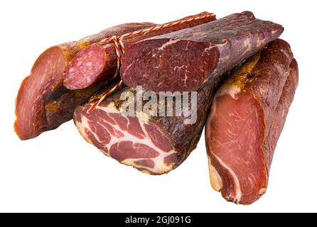 Viande entière de jambon, saucisse, prosciutto, jambon, bacon. Antipasti à la viande, bannière, menu, fond blanc. Copier l'espace. Banque D'Images