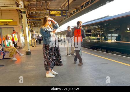 Les passagers montent à bord du train 0830 depuis Bristol Temple Meads vers Londres Paddington. Date de la photo: Mercredi 8 septembre 2021. Banque D'Images