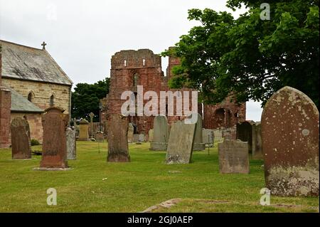 Vue extérieure sur les ruines d'un édifice prieuré médiéval de l'île de Lindisfarne dans le Northumberland. Banque D'Images