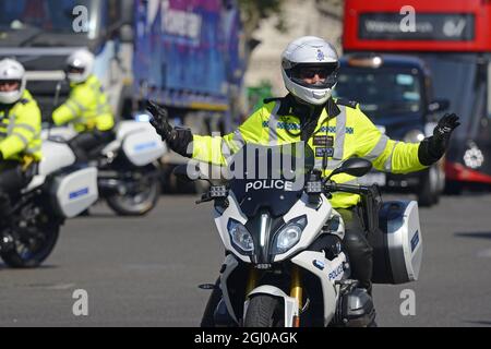 Londres, Angleterre, Royaume-Uni. Police Metropoltan escorte spéciale Groupe motocycliste arrêtant la circulation sur la place du Parlement pour l'arrivée du Premier Minis Banque D'Images