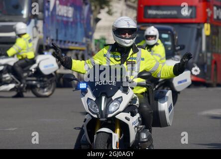 Londres, Angleterre, Royaume-Uni. Police Metropoltan escorte spéciale Groupe motocycliste arrêtant la circulation sur la place du Parlement pour l'arrivée du Premier Minis Banque D'Images