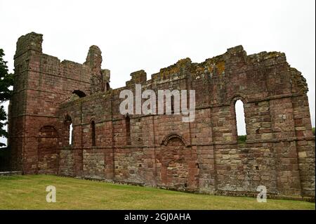 Vue extérieure sur les ruines d'un édifice prieuré médiéval de l'île de Lindisfarne dans le Northumberland. Banque D'Images