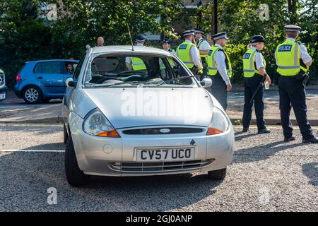 Londres, Royaume-Uni. 07septembre 2021. Une voiture utilisée par les manifestants pour bloquer la route A1020 bloquant l'accès à l'immeuble d'Excel London pour le DSEI (Defense and Security Equipment International) où ils ont protesté contre le salon des armes. La police a retiré le pare-brise et certains sièges afin d'avoir un accès plus facile pour retirer les manifestants de l'intérieur. Crédit : SOPA Images Limited/Alamy Live News Banque D'Images
