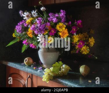 Encore la vie avec un splendide bouquet et des fruits à l'intérieur Banque D'Images