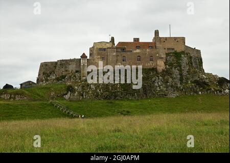 Vue sur le château perché de l'île de Lindisfarne, dans le Northumberland, en Angleterre. Banque D'Images