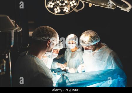 Le chirurgien principal dans la salle d'opération, où le patient l'attend, et il commence l'opération. Véritable hôpital moderne avec Authentic Banque D'Images