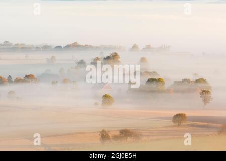 Matin brouillard sur les champs dans la campagne Banque D'Images