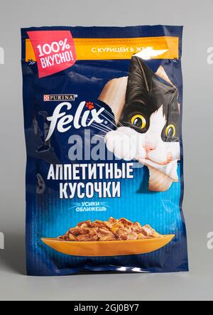 Moscou, Russie, septembre 08,2021: Sacs de Purina Felix de nourriture humide de chat. Banque D'Images