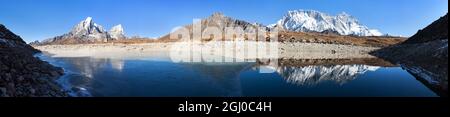 Vue panoramique de Lhotse et Nuptse face sud de roche miroir dans le petit lac, la région de l'Everest, le parc national de Sagarmatha, vallée de Khumbu, Solukhumbu, Népal Banque D'Images