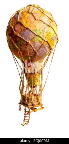 Jouet bricolage ballon d'artisanat en papier et cordes dans des patchs isolés sur fond blanc Banque D'Images