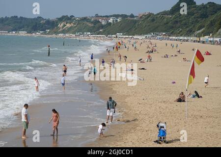 Les gens apprécient une autre journée de beau temps à la plage de Bournemouth à Dorset. Date de la photo: Mercredi 8 septembre 2021. Banque D'Images