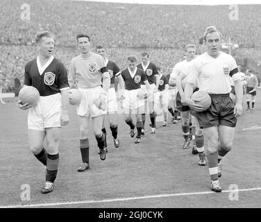 Angleterre contre Écosse le capitaine d'Angleterre Billy Wright a mené l'équipe d'Angleterre dans son 100e match pour l'Angleterre à Wembley. 11 avril 1959 Banque D'Images