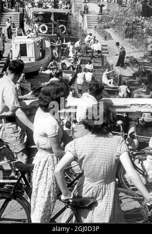 Les Londoniens causent un embouteillage à l'écluse de Boulter près de Maidenhead, le dimanche Henley. 7 juillet 1949 Banque D'Images