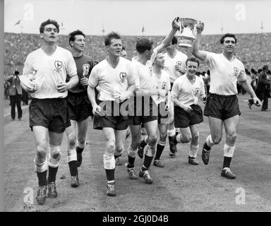 Finale de la coupe FA 1961 Tottenham Hotspur v Leicester City les joueurs de Tottenham Hotspur tiennent la coupe FA après avoir battu Leicester City 2-0 à Wembley. 6 mai 1961 Banque D'Images