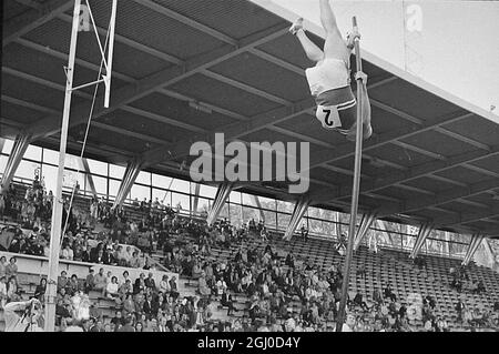 M. Bull (Université Queen'sUniversity, Belfast) vu en action lors d'un événement Pole - Vault lors de la rencontre internationale au Crystal Palace. Il a gagné la première place avec une voûte de 16ft 5.5 pouces. 6 septembre 1969 Banque D'Images