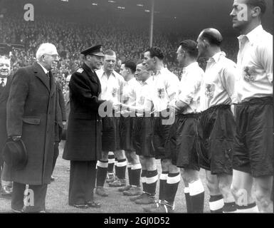 Le roi et la reine, avec la princesse Elizabeth faisant sa première apparition publique en uniforme ATS, étaient parmi 90,000 spectateurs à Wembley pour la finale de la coupe du Sud de la Ligue entre Chelsea et Millwall. 7 avril 1945 Banque D'Images