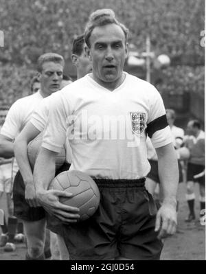 England v Scotland Wolves et le capitaine de football d'Angleterre Billy Wright se promène devant son équipe à Wembley pour jouer contre l'Écosse. 11 avril 1959 Banque D'Images