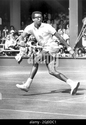 Arthur Ashe en action lors de son choc victoire de 6-4 6-4 4-6 1-6 6-3 sur le quatrième ébéré John Newcombe d'Australie à Wimbledon 1er juillet 1968 Banque D'Images