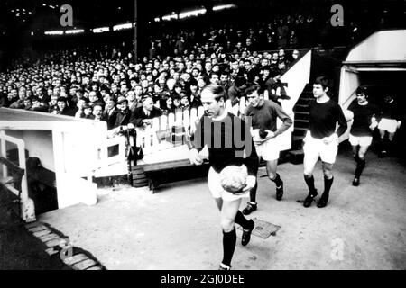 Bobby Charlton, de Manchester United, mène ses joueurs sur le terrain. Derrière lui se trouvent le gardien de but Alex Stepney, Brian Kidd et George Best. Mai 1968. Banque D'Images