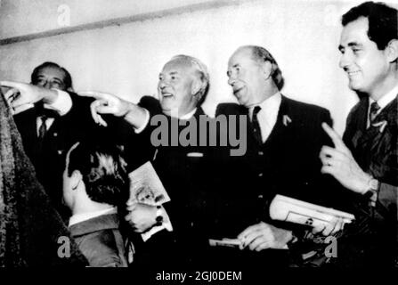 Buenos Aires, Amérique du Sud. Le président de Manchester United, Louis Edwards, deuxième à partir de la gauche, et le directeur Sir Matt Busby, deuxième à partir de la droite, regardez Estudiantes de la Plata jouer contre le Racing Club de Buenos Aires. Avec eux, le Président d'Estudiantes, Mario Mangano (visage partiellement caché). Les hommes Manchester United sont ici dans le cadre de la finale du championnat du World Club contre Estudiantes de la Plata dans la saison à venir. 15 juillet 1968. Banque D'Images