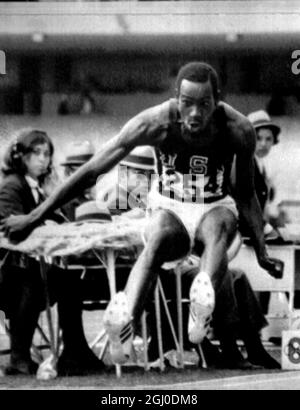 Jeux olympiques de 1968, Mexique. Bob BeamOn, des États-Unis, en action lors de l'événement de saut en longueur masculin au cours duquel il a battu le record du monde de plus de deux pieds, en un saut de 29 pieds 2 et 1-2 pouces pour gagner une médaille d'or olympique. 18 octobre 1968. Banque D'Images