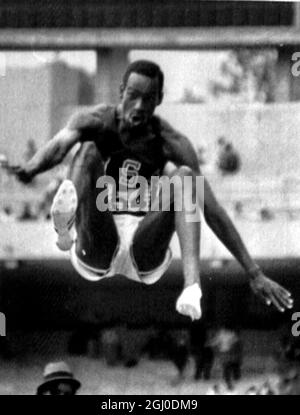 Jeux olympiques de 1968, Mexique. Bob BeamOn, des États-Unis, en action lors de l'événement de saut en longueur masculin au cours duquel il a battu le record du monde de plus de deux pieds, en un saut de 29 pieds 2 et 1-2 pouces pour gagner une médaille d'or olympique. 18 octobre 1968. Banque D'Images