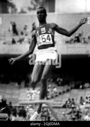 Jeux olympiques de 1968, Mexique. Bob BeamOn, des États-Unis, en action lors de l'événement de saut en longueur masculin au cours duquel il a battu le record du monde de plus de deux pieds, en un saut de 29 pieds 2 et 1-2 pouces pour gagner une médaille d'or olympique. 18 octobre 1968. Banque D'Images