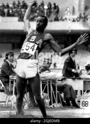 Jeux olympiques de 1968, Mexique. Bob BeamOn, des États-Unis, en action lors de l'événement de saut en longueur masculin au cours duquel il a battu le record du monde de plus de deux pieds, en un saut de 29 pieds 2 et 1-2 pouces pour gagner une médaille d'or olympique. 18 octobre 1968. Banque D'Images