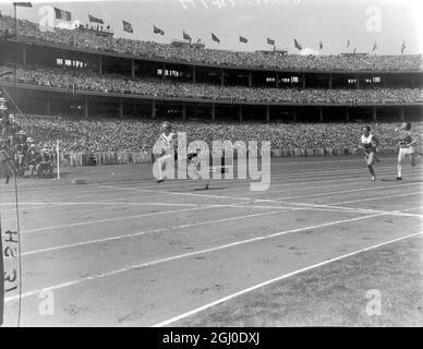 Jeux Olympiques de Melbourne 1956 Betty Cuthbert, d'Australie (468), remporte la première demi-finale du 100m féminin avec Isabelle Daniels, des États-Unis, deuxième (503) 24e novembre 1956 Banque D'Images