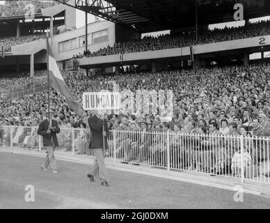 Les Jeux Olympiques de Melbourne 1956 la norme hongroise entre dans le stade lors de la cérémonie de clôture le drapeau est porté par Stephen Abrahamffi, cadet officier à l'OTC à Portsea. 13 décembre 1956 Banque D'Images