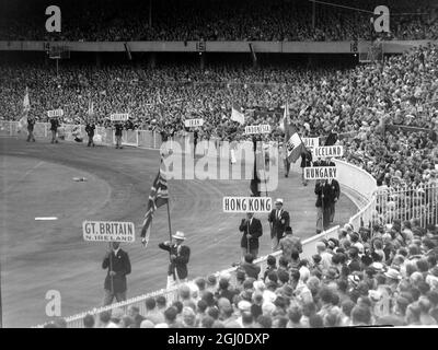 Les Jeux Olympiques de Melbourne 1956 les normes et drapeaux des nations en compétition sont transportés autour du terrain de cricket de Melbourne lors de la cérémonie de clôture. 13 décembre 1956 Banque D'Images