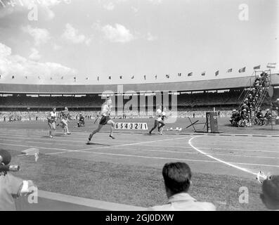 Jeux Olympiques de Melbourne 1956 Betty Cuthbert, d'Australie (468), remporte la première demi-finale du 100m féminin avec Isabelle Daniels, des États-Unis, deuxième (503) 24e novembre 1956 Banque D'Images