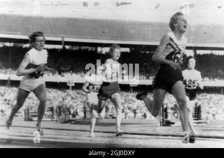 Jeux Olympiques de Melbourne 1956 Betty Cuthbert, d'Australie (468), remporte la finale du 200 m féminin avec Christa Stubnick, d'Allemagne (à gauche), deuxième et June Paul, troisième. Norma Crocker de l'Australie est photographié centre et Gisela Kohler est vu derrière elle. 30 novembre 1956 Banque D'Images