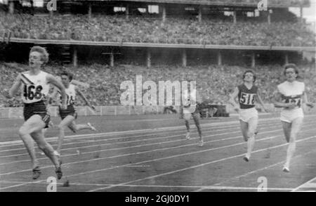 Jeux Olympiques de Melbourne 1956 Betty Cuthbert, d'Australie (468), remporte la première demi-finale du 200m féminin avec Christa Stuenick, d'Allemagne (à droite), deuxième et Norma Crocker, d'Australie, troisième (derrière) Cuthbert. Les autres sont Barbara Leczak (500) en Pologne et Maria Itkina (518) en Russie, le 29 novembre 1956 Banque D'Images