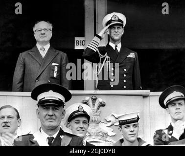 Les Jeux Olympiques de Melbourne 1956 le duc d'Édimbourg salue les athlètes olympiques lors de la cérémonie d'ouverture de la XVIème Olympiade au Melbourne Cricket Ground. M. Avery, président du Comité international olympique, est à côté de lui. 26 novembre 1956 Banque D'Images