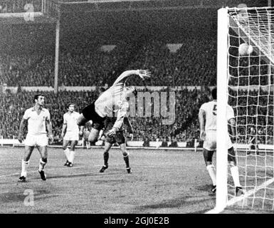 Finale de la coupe d'Europe 1968 Manchester Utd v Benfica Brian Kidd marque le troisième but de Manchester United en plus de temps, après le gardien de but déjumelage Benfica Henrique. 29 mai 1968. Banque D'Images