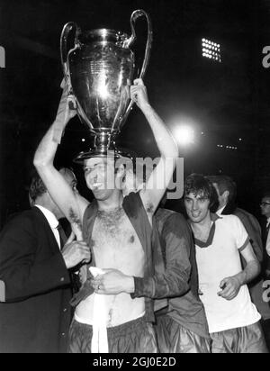 Finale de la coupe d'Europe 1968 Manchester United v Benfica Un joueur jubilant de Manchester Unied met la coupe d'Europe sur sa tête après le match. Derrière, George Best porte une chemise Benfica. 29 mai 1968. Banque D'Images