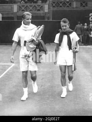 HW ''Bunny'' Austin et BM ''Bitsy'' Grant marchent sur le centre court à Wimbledon pour un cinquième match. 28 juin 1937 Banque D'Images