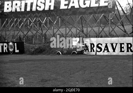 Bien que le panneau indique « l'économiseur de voiture », ce Morris Mini Cooper ne pouvait évidemment pas lire car il labouit tout droit. La voiture , conduite par R Jones, a participé au Redex Gold Cross Championship RAC ''A' quand il est venu à la douleur. Marques Hatch , Kent - 13 novembre 1967 Banque D'Images