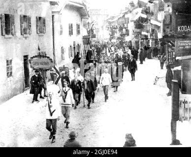 Les premiers Jeux Olympiques d'hiver Sports d'hiver à Chamonix les concurrents britanniques dans le cortège d'ouverture dirigé par leur bannière et le syndicat Jack Bearers 1924 Banque D'Images